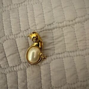 Trifari Gold Cat holding a pearl EUC brooch